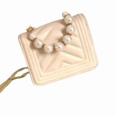 kleine Handtasche, beige, mit Metall-und Perlenkette