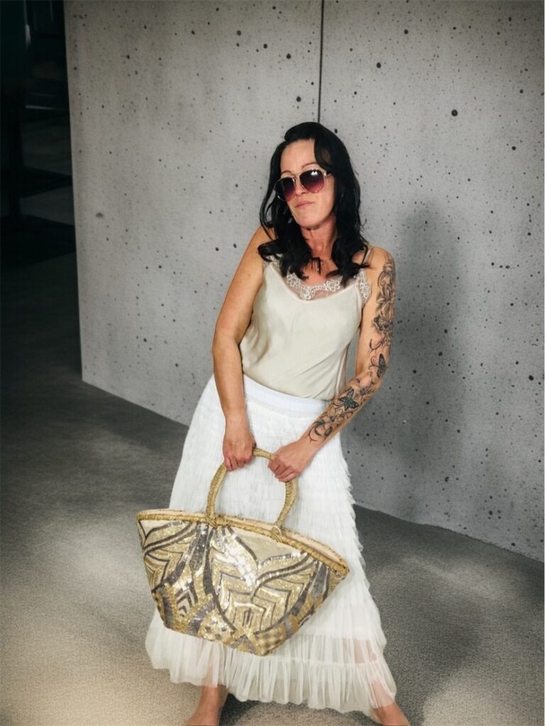 Strohtasche mit Mesh & Pailletten